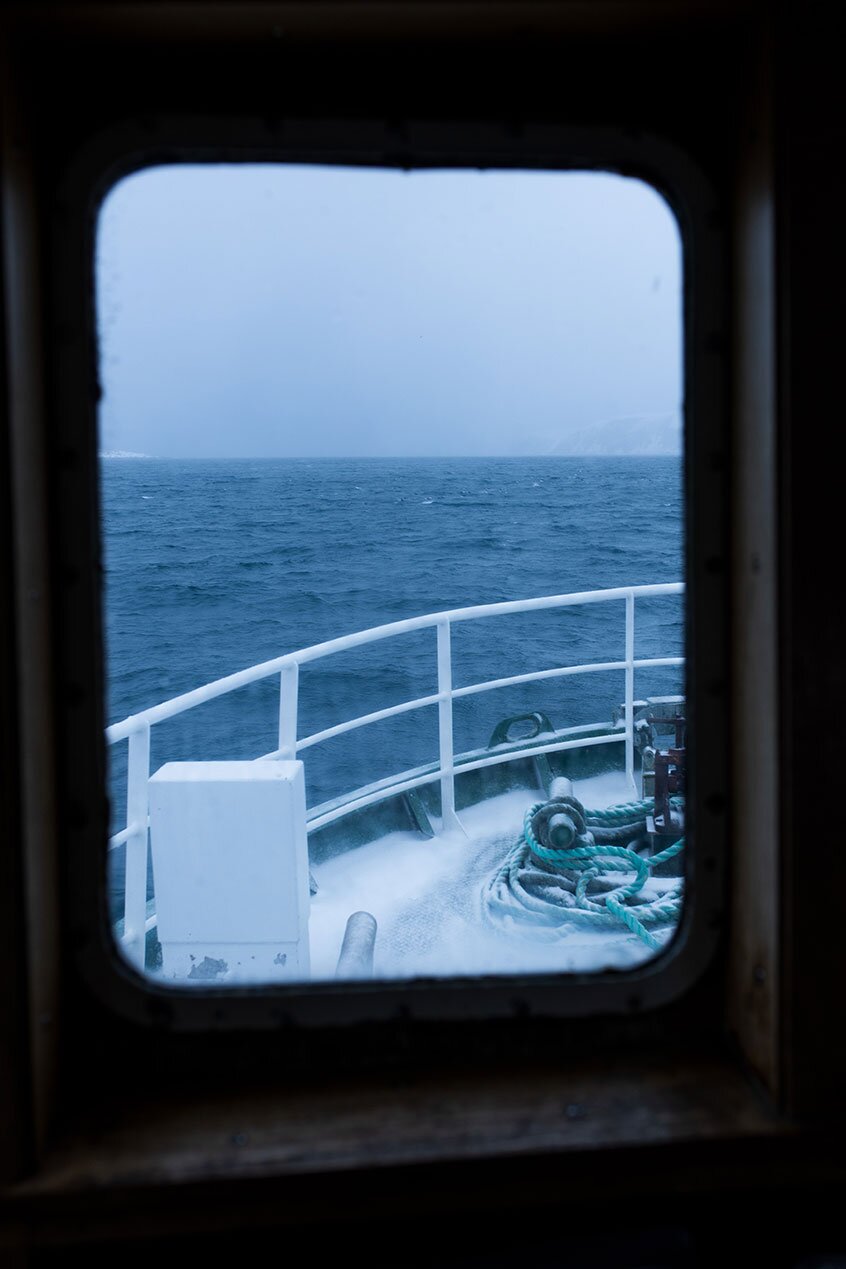 從船上的窗戶望出去